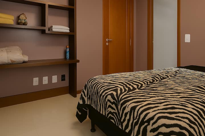 องค์ประกอบที่โอบรับ: เตียงนุ่มสบาย การตกแต่งที่มีเอกลักษณ์ และแสงสีอ่อนช่วยสร้างบรรยากาศที่เหมาะสำหรับการพักผ่อนบนภูเขา ที่อาราราส ทุกรายละเอียดจะสร้างแรงบันดาลใจให้เกิดความเป็นอยู่ที่ดีและการเชื่อมโยง สัมผัสประสบการณ์ที่ไม่เหมือนใครนี้ด้วยเสน่ห์และความสะดวกสบาย! ️✨