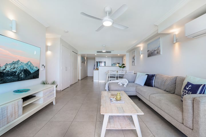 Dwell @ 22, Oceanfront Apartment - Burnett Heads