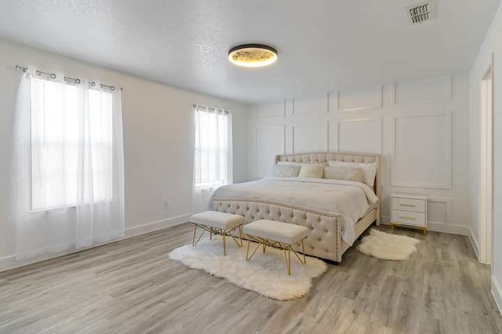 Glavna spavaća soba s TV-om od 50 inča 