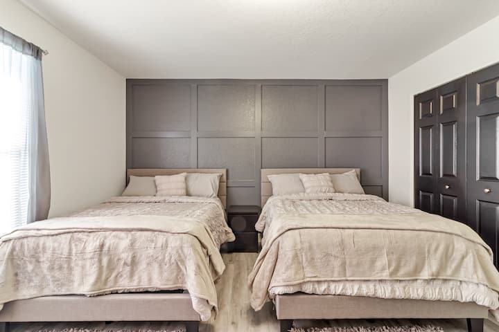 Dva bračna kreveta (1,6x2) s TV-om od 80 cm 