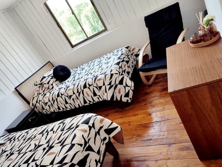 Habitación en el segundo piso de la Estancia, amoblada cuidadosamente para 2 personas con cómodas camas de 1,5 plazas para un descanso reparador.