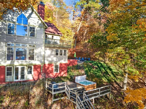 Gorgeous Lakeside Retreat with Hot Tub!