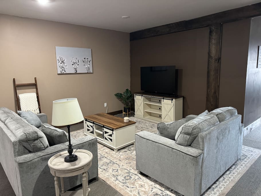 New Downtown Greene Apartment *no cleaning fee!*