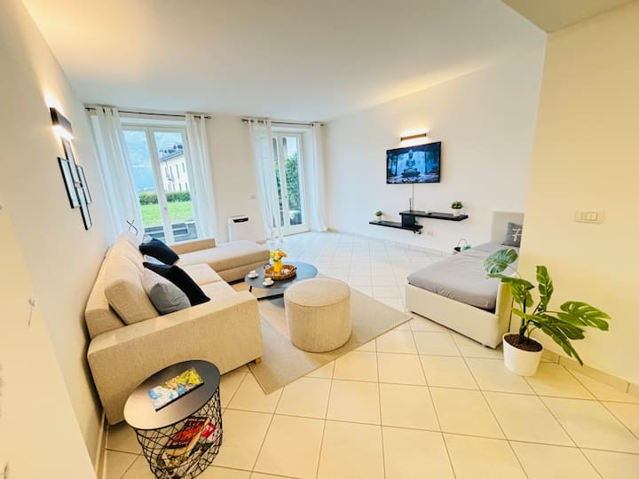 סלון רחב ידיים המעוטר בעיצוב עכשווי ובאווירה מזמינה באופן טבעי.