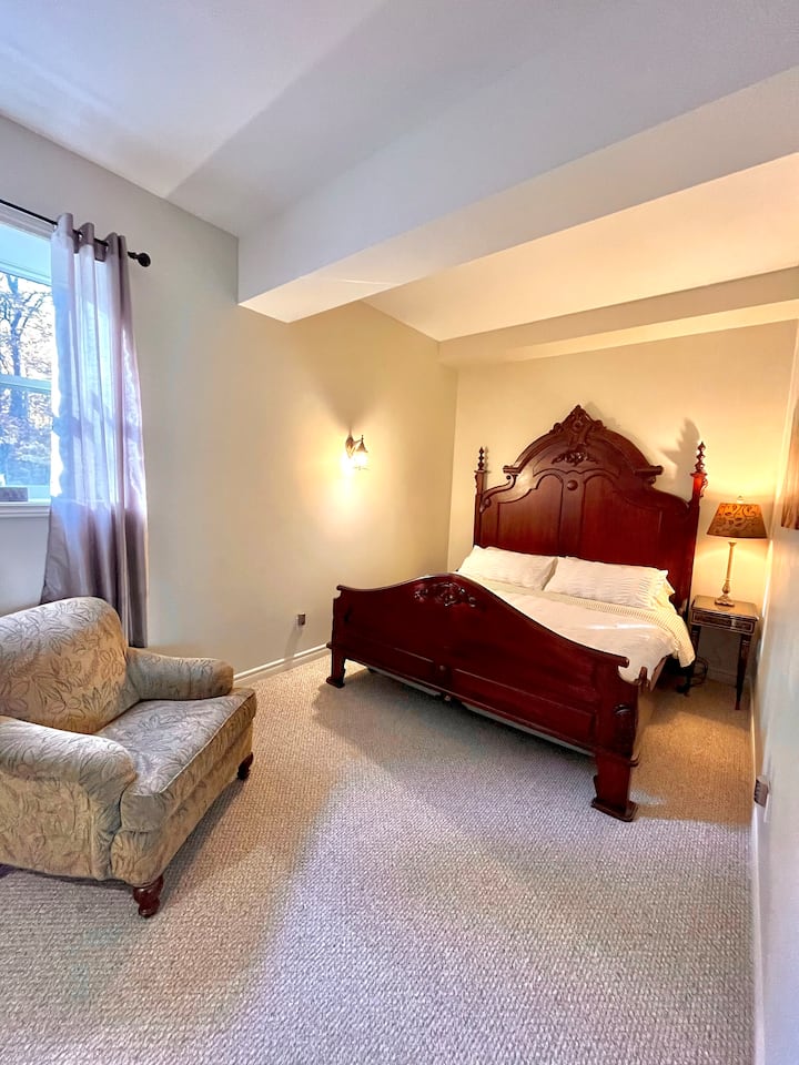 Bedroom 6 in Lower Lounge, King bed 