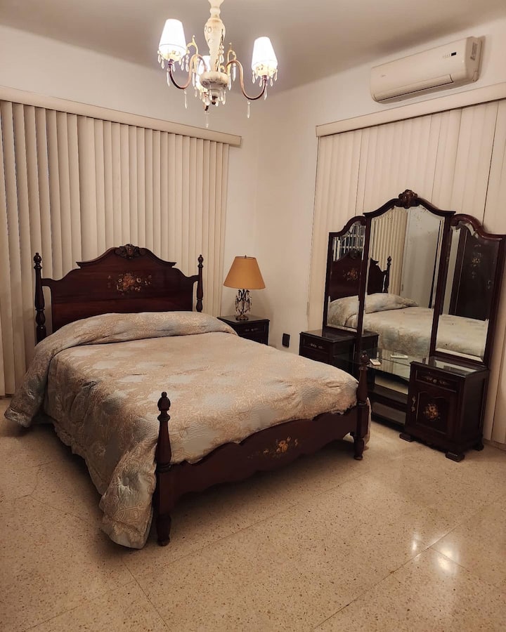 房间配有复古家具，散发着魅力和优雅。 床的一侧有一张床头柜，配有台灯，舒适，精致的精致工艺细节，配有大型中央镜子和两面。内置衣柜。