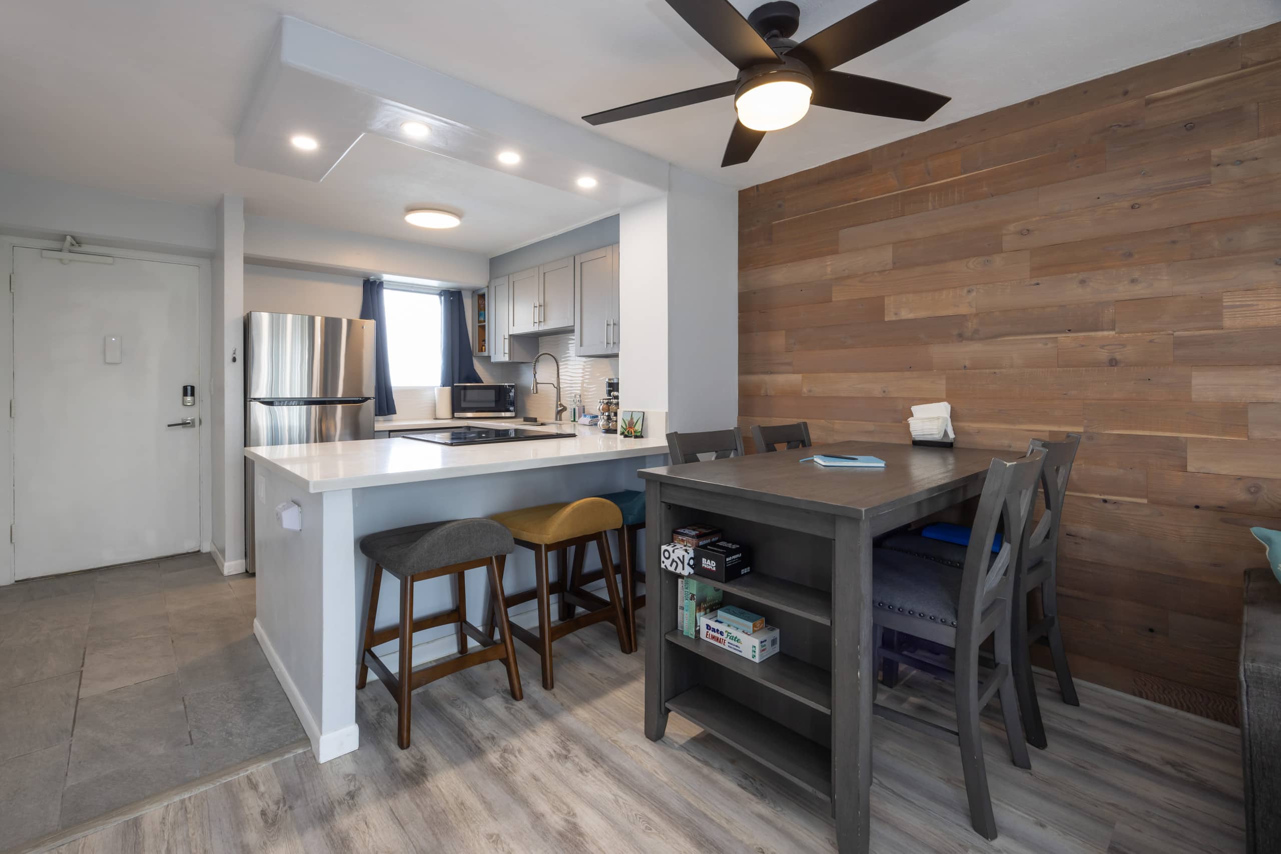 Condo in Honolulu · ★4.9 · 2 bedrooms · 4 beds · 1 private bath - Image 14