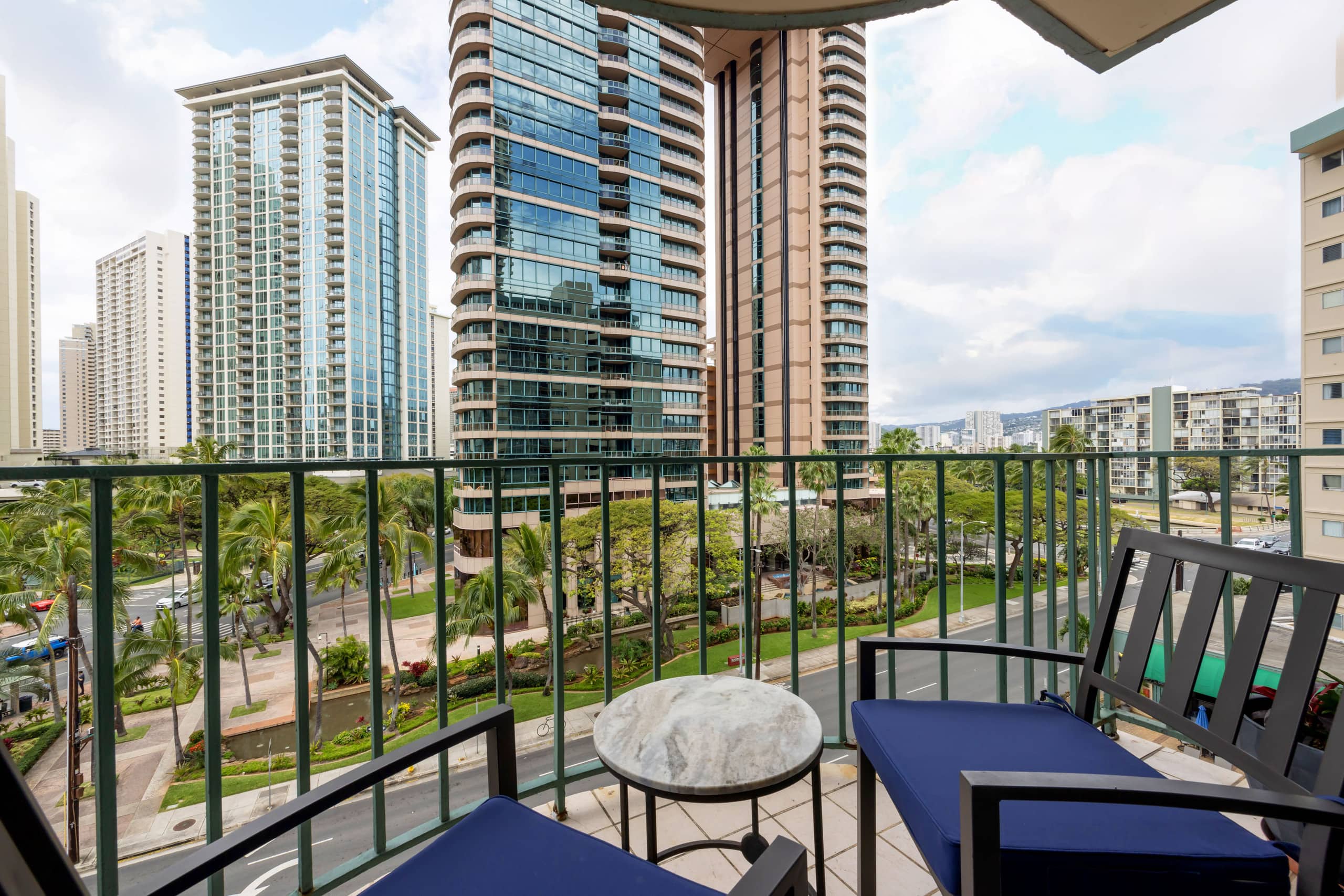 Condo in Honolulu · ★4.9 · 2 bedrooms · 4 beds · 1 private bath - Image 25