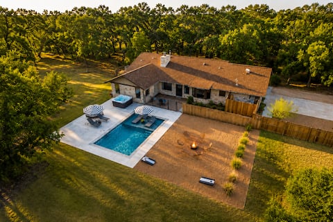 Ranch + Guesthouse • Pool & Hot Tub • Pet-Friendly