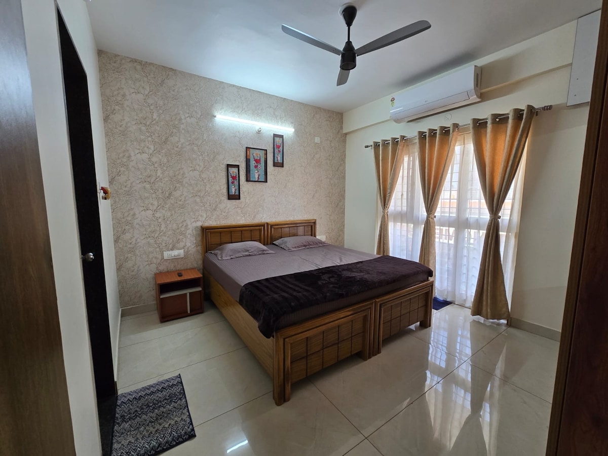 Dhomë gjumi kryesore me ajër të kondicionuar dhe ventilator tavani me telekomandë Atomberg