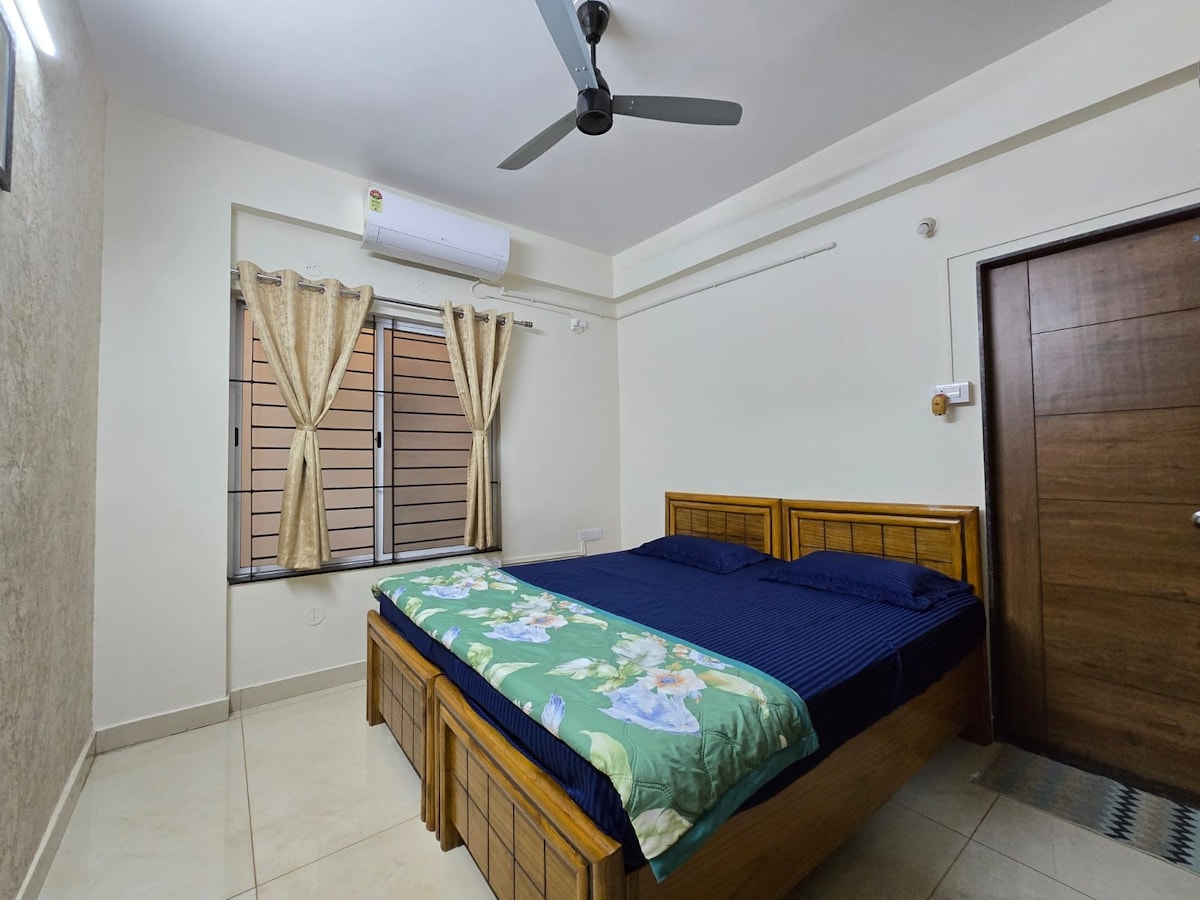 Dhoma kryesore e gjumit 2 me ajër të kondicionuar dhe ventilator tavanor me telekomandë Atomberg 