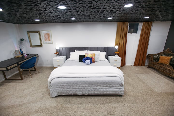 加大双人床和大电视