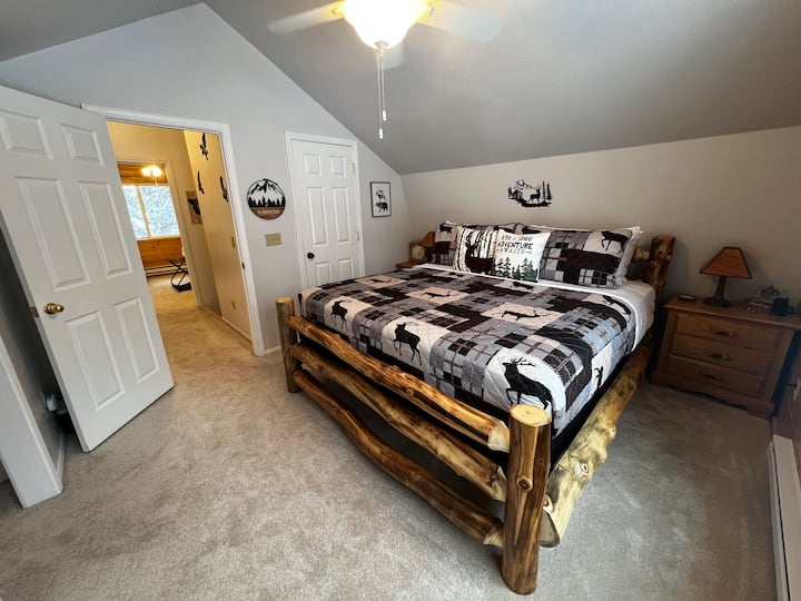 Spavajte u luksuzu u ovoj sobi s temom jelena, s prilagođenim bračnim krevetom, 2 noćna ormarića, stanicom za punjenje i pogledom na Pine i Aspen u ovoj mirnoj planinskoj zajednici. Fotografija je snimljena iz zumiranog pogleda kako bi se prikazao što veći dio ove prostorije.