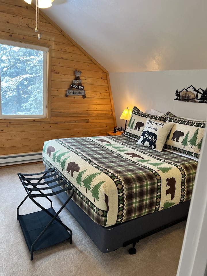 Bračni krevet (160x200); Mountain View 's, s pogledom na stražnju terasu i prostor s ognjištem. Dva noćna ormarića s po jednom ladicom, stalkom za prtljagu, udobnom stolicom, dodatnim jastukom i dekom, a zidni grijač ima zasebnu kontrolu temperature u prostoriji. 