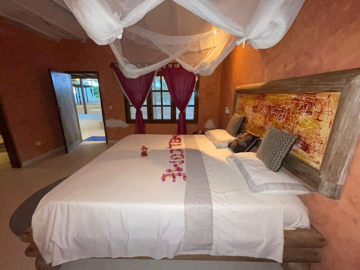 Главна сопствена спална соба 3 со плакар за пешачење 