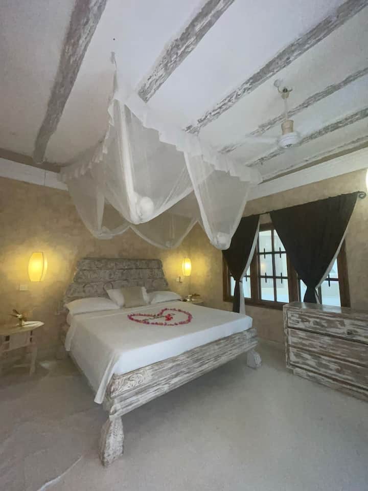 Приватна главна спална соба со плакар за пешачење 