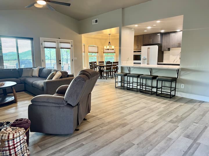 Property Overlooking Lakekaweah Near National Park - California