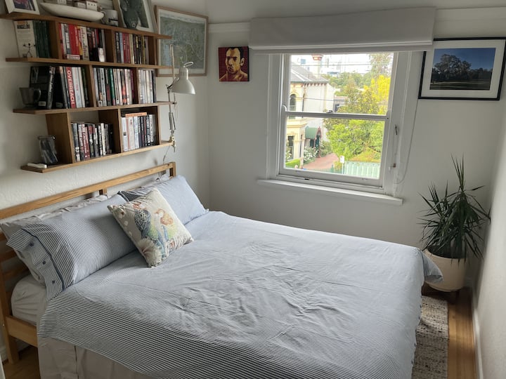 غرفة نوم مشرقة وجيدة التهوية مع إطلالات رائعة على المدينة