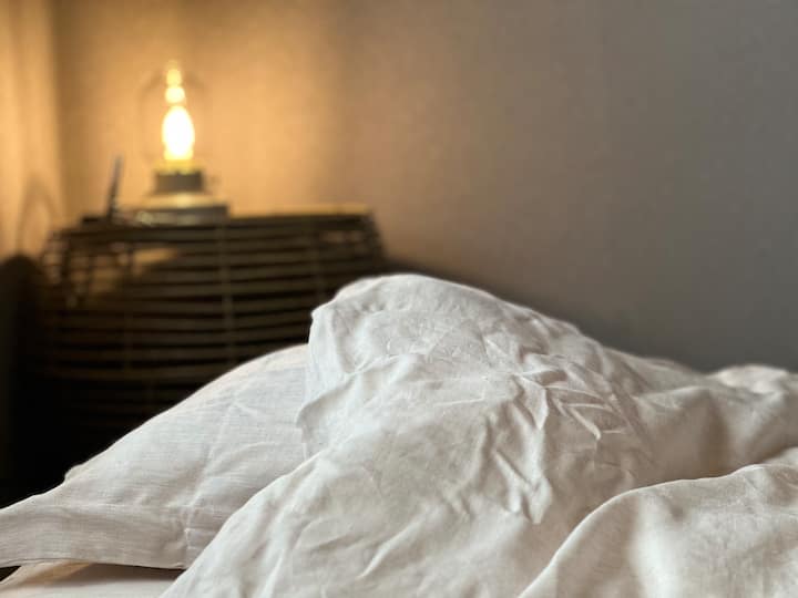 Wir bieten durchdachte Bettwäsche, um den Gästen einen angenehmen Schlaf zu bieten.Hochwertige Kissen in Hotelqualität zur Unterstützung von Nacken und Kopf.Die Matratze im japanischen Stil bietet einen angenehmen Schlaf mit einem Gleichgewicht von moderater Festigkeit und Weichheit.Wir mischten modernen Komfort und nutzen gleichzeitig die Vorteile der traditionellen japanischen Bettwäsche.Hochwertiger Schlaf wird deine Reiseermüdung heilen und zu einer Erfrischung von Geist und Körper führen.Genieße eine glückselige Nachtruhe mit hochwertiger Bettwäsche.