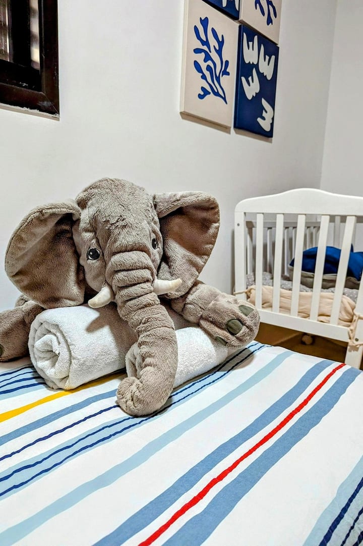Chumba cha kulala cha Kuvutia Kinachofaa Familia
Starehe katika sehemu hii angavu, inayowafaa watoto.