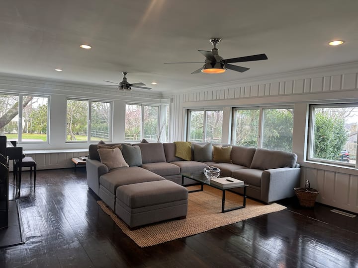 Úplne nový gauč od apríla 2025. Pohodlné a veľké! Ideálne na skupinové filmové alebo herné večery!
Nový 75-palcový televízor je pripravený na vaše potešenie 