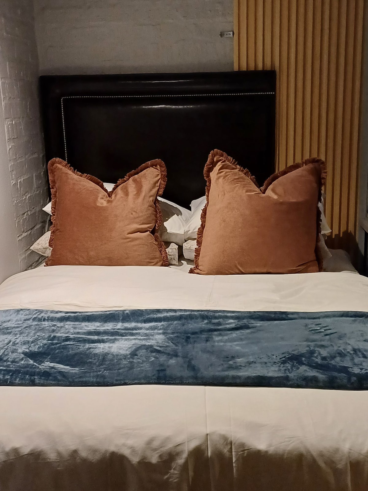 Relájate y relájate mientras te duermes en una cama tamaño queen equipada con un cómodo colchón queen Simmons. La cama está equipada con sábanas de algodón 100% puro, sábana plana y funda de edredón. Hay 2 almohadas de plumas y 2 almohadas hipoalergénicas.