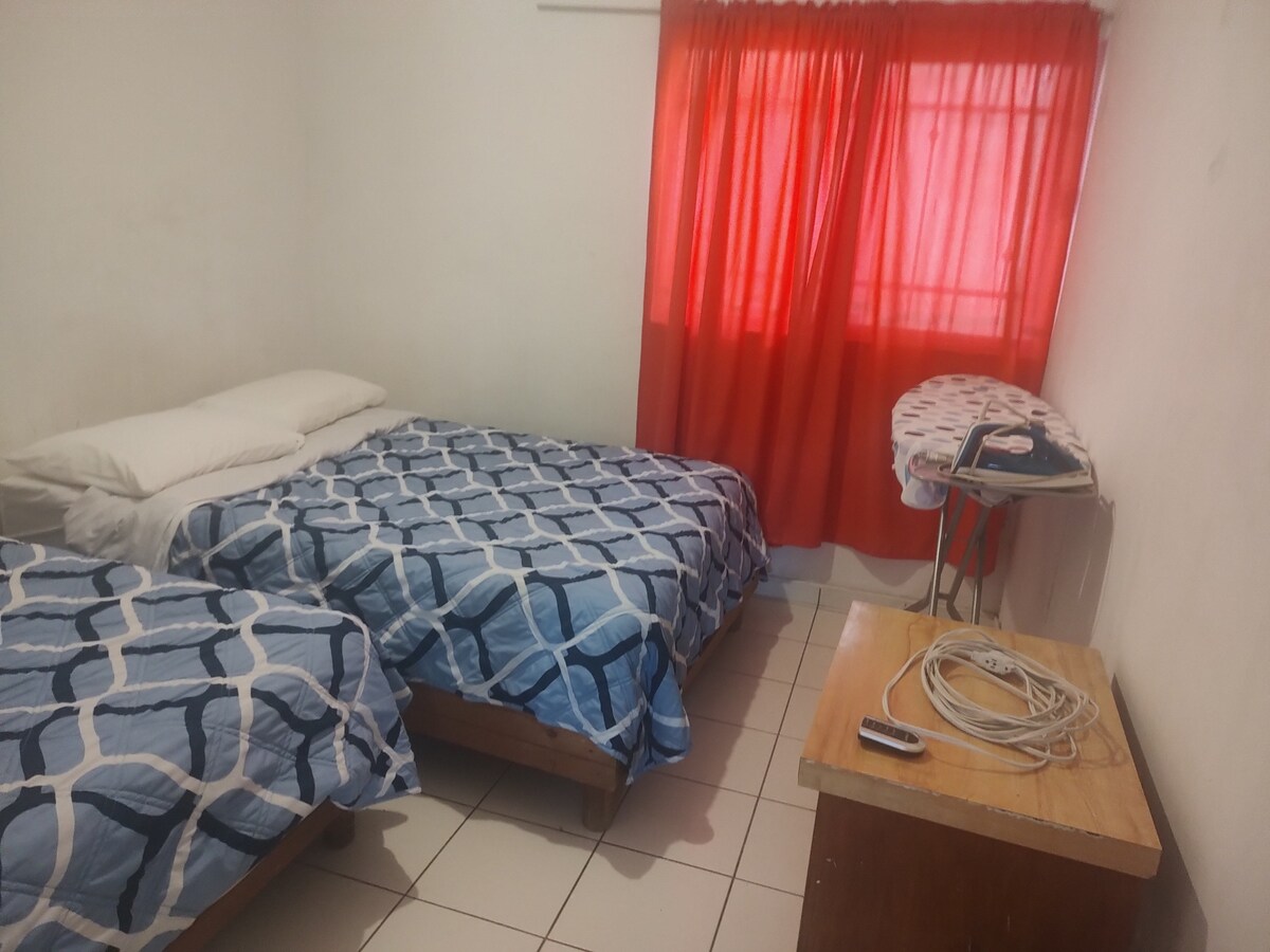 Има две двойни легла, дъска за гладене, ютия и бюро.