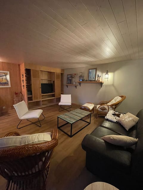 Popular Airbnb listing: Gîte les 3 C - 10 people in Archidiocèse De Besançon