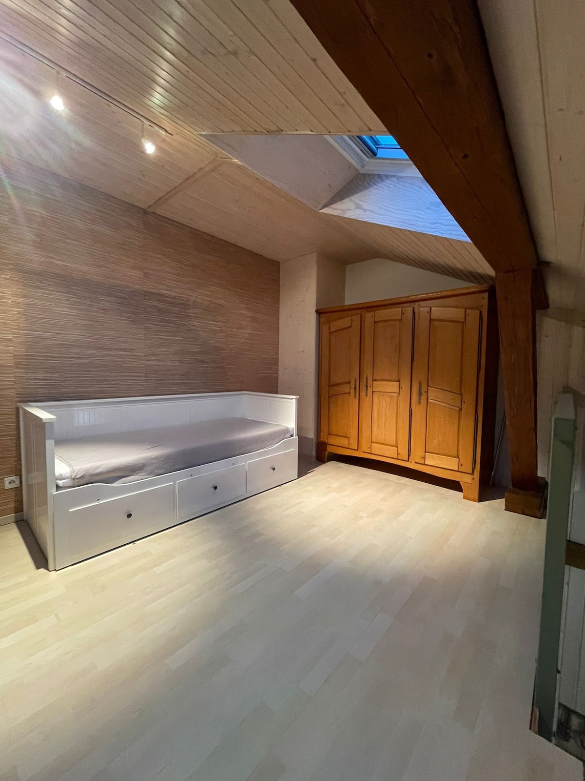 เตียงแบบดึงออกที่เปลี่ยนเป็นเตียงคู่ 