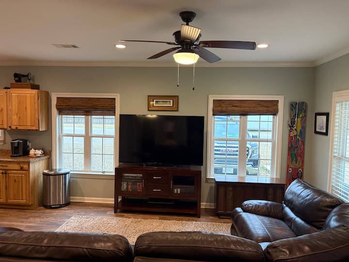 Cozy Cottage Private Gated 9 Miles From The Beach. - Gulfport, MS