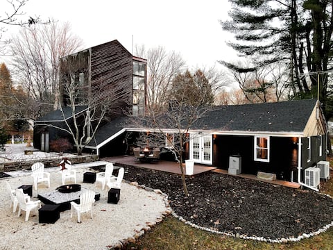 "Stay in Style: Jean Woodham's Artistic Retreat"