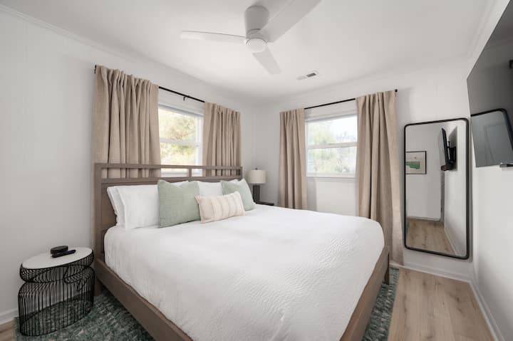 Primárna spálňa s manželskou posteľou King a vlastnou kúpeľňou