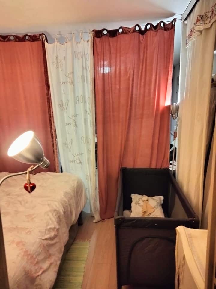 Zonë e dhomës së gjumit me krevat dopio 140 x 200 cm dhe krevat fëmijësh nëse nevojitet (i palosshëm)