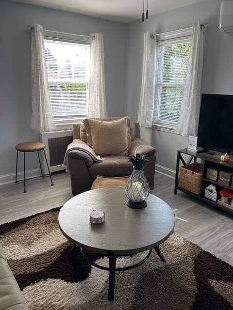 Top performing Airbnb: The Traveler’s Retreat: Unique Short Term Stay in Queens