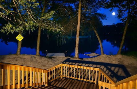 Riverside Oasis: Waterfront Dock FirePit & Sunsets