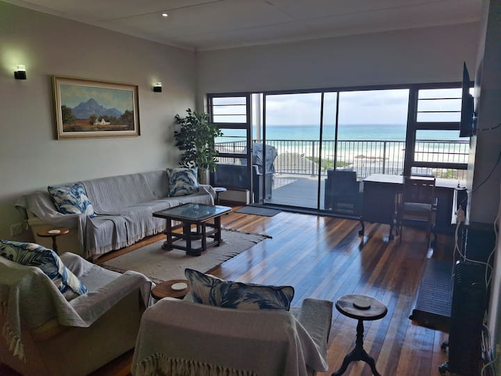 Whale Spray 
Sleeps 8 In 
4 Bedrms Self-catering - East London