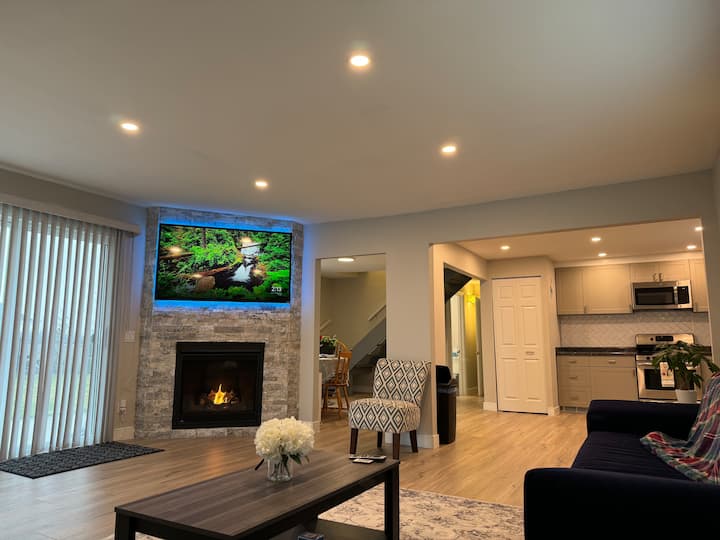 Cozy Tecumseh home Houses for Rent in Tecumseh, Ontario, Canada Airbnb