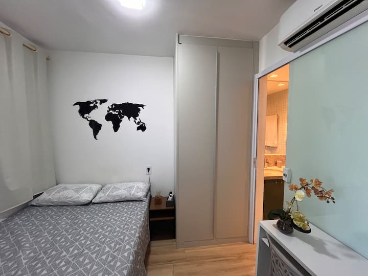 配有双人床和桌子的套房 