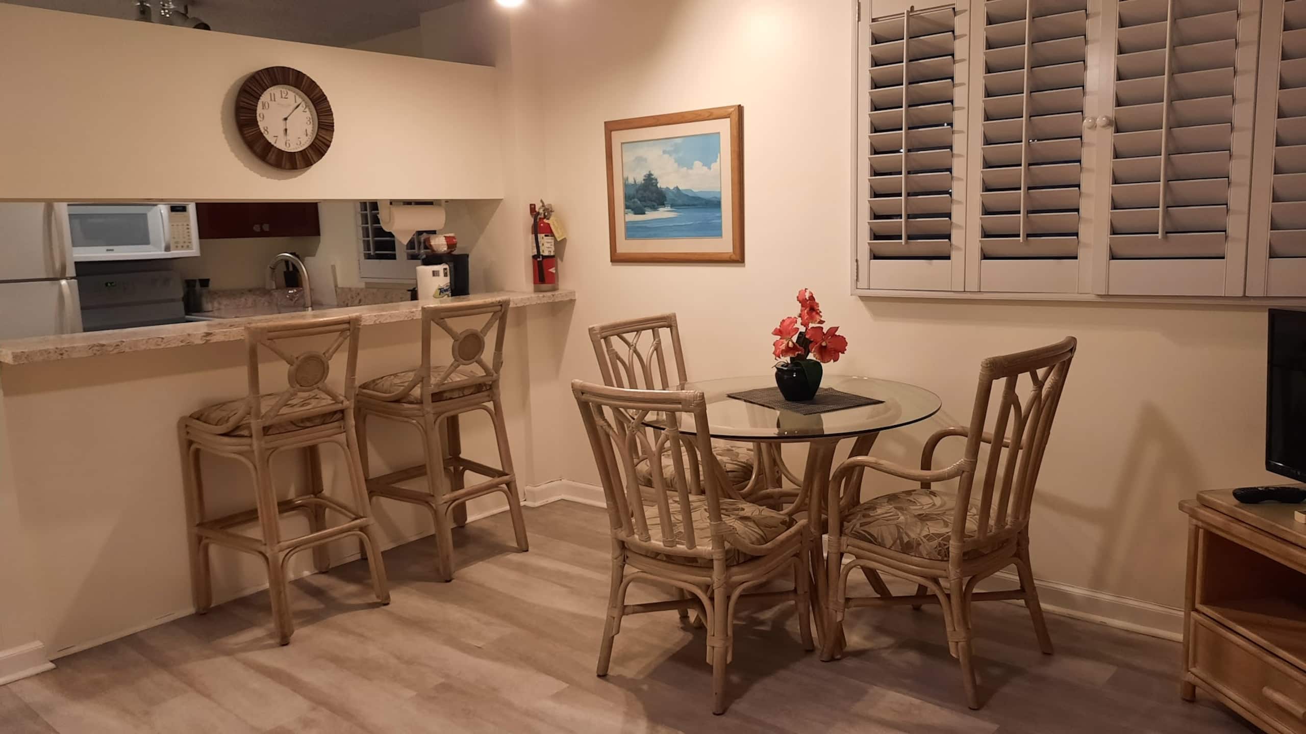 FREE Parking Corner 1BR/4 in Heart of Waikiki - Photo 22