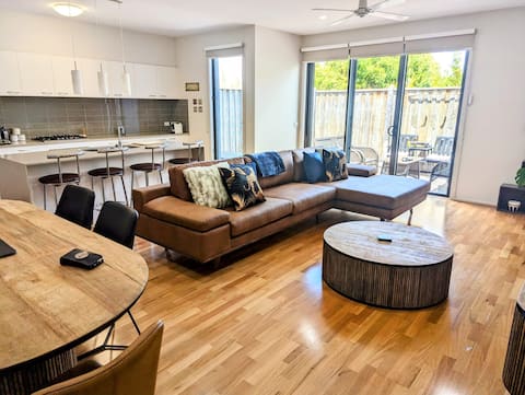 Popular Airbnb listing: 3 Bdrm Townhouse, Geelong in Geelong