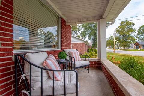 Downtown Benton, Sleeps 8, Walk to Dinner + Shops