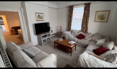Hollies House. 5 beds. Sleeps 12.