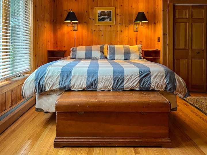 Dormitorio principal en la planta baja. Tiene un gran armario y un baño completo adjunto con un lavabo doble.