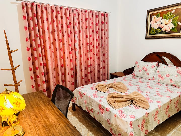 Großes, luftiges Doppelzimmer mit bequemem Bett und Schließfach mit Spiegel . Inklusive Bettwäsche und Baden.