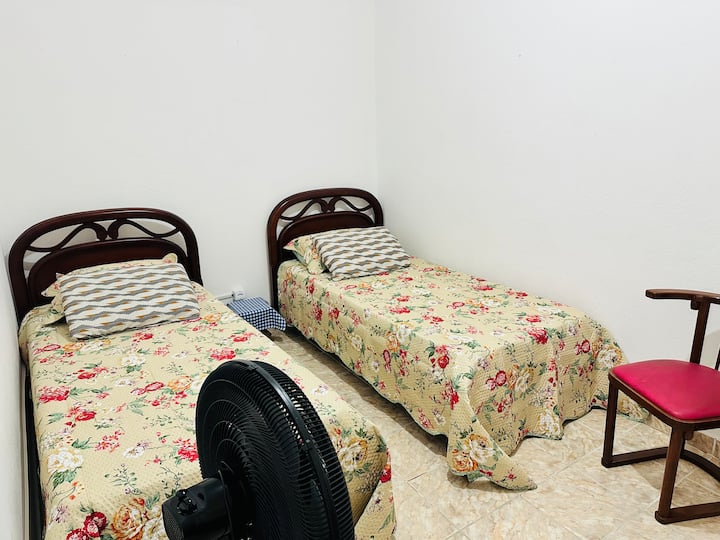 Zimmer 2 mit zwei komfortablen Einzelbetten, einschließlich Bett-  und Badwäsche.