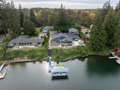 Lakefront House, 4300sqf, HotTub, Sauna Boats+Dock