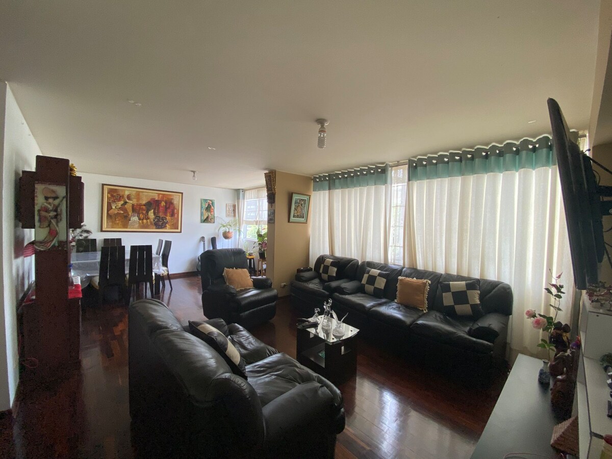 غرفة معيشة مشتركة.