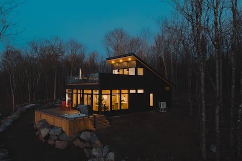 Successful Airbnb property: Hot tub | Wood Fireplace | Privacy | Kayaks |Canoe in Labelle