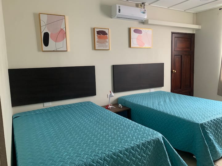 Chumba chenye viti vya watu 4.