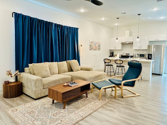 Pet friendly, 3 king beds, EV, grill, hot tub